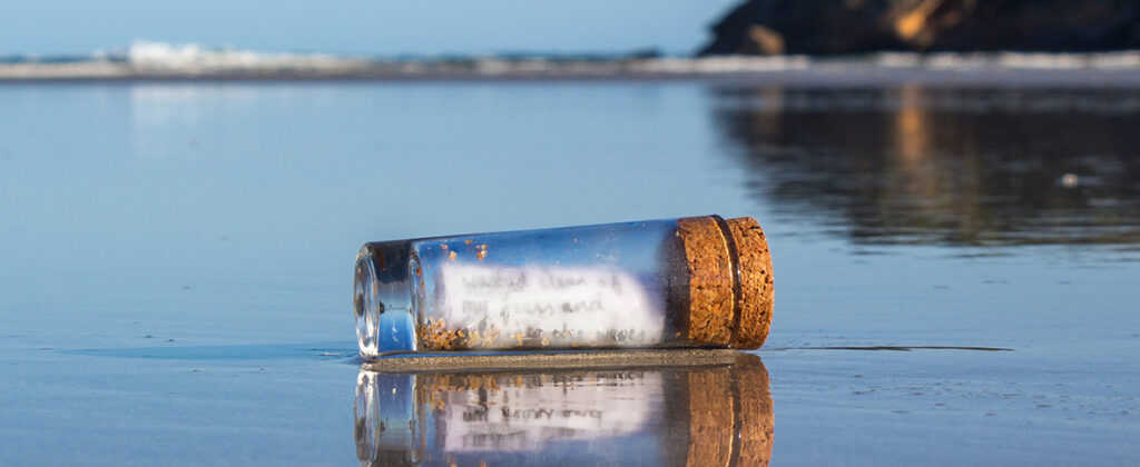 flaskpost på en strand